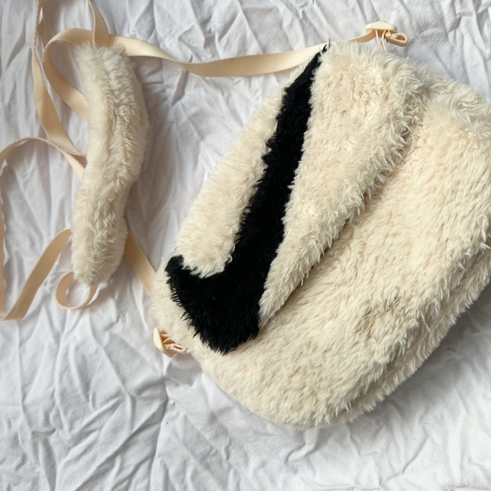 Nike Sportswear Futura 365 Faux Fur Crossbody Bag Guava - Pochette Nike Purse